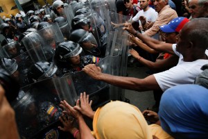 Así fue la represión de la PNB contra la movilización convocada por Guaidó #10Mar (Fotos)