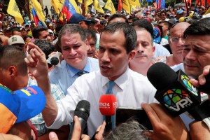 Guaidó: Pretenden vender una supuesta normalidad pero siguen las colas por gasolina