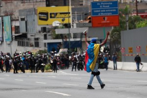 Manifestantes toman la autopista Francisco Fajardo (VIDEO)