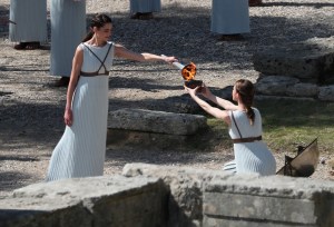 En imágenes: La ceremonia de encendido de la llama olímpica tuvo lugar sin espectadores