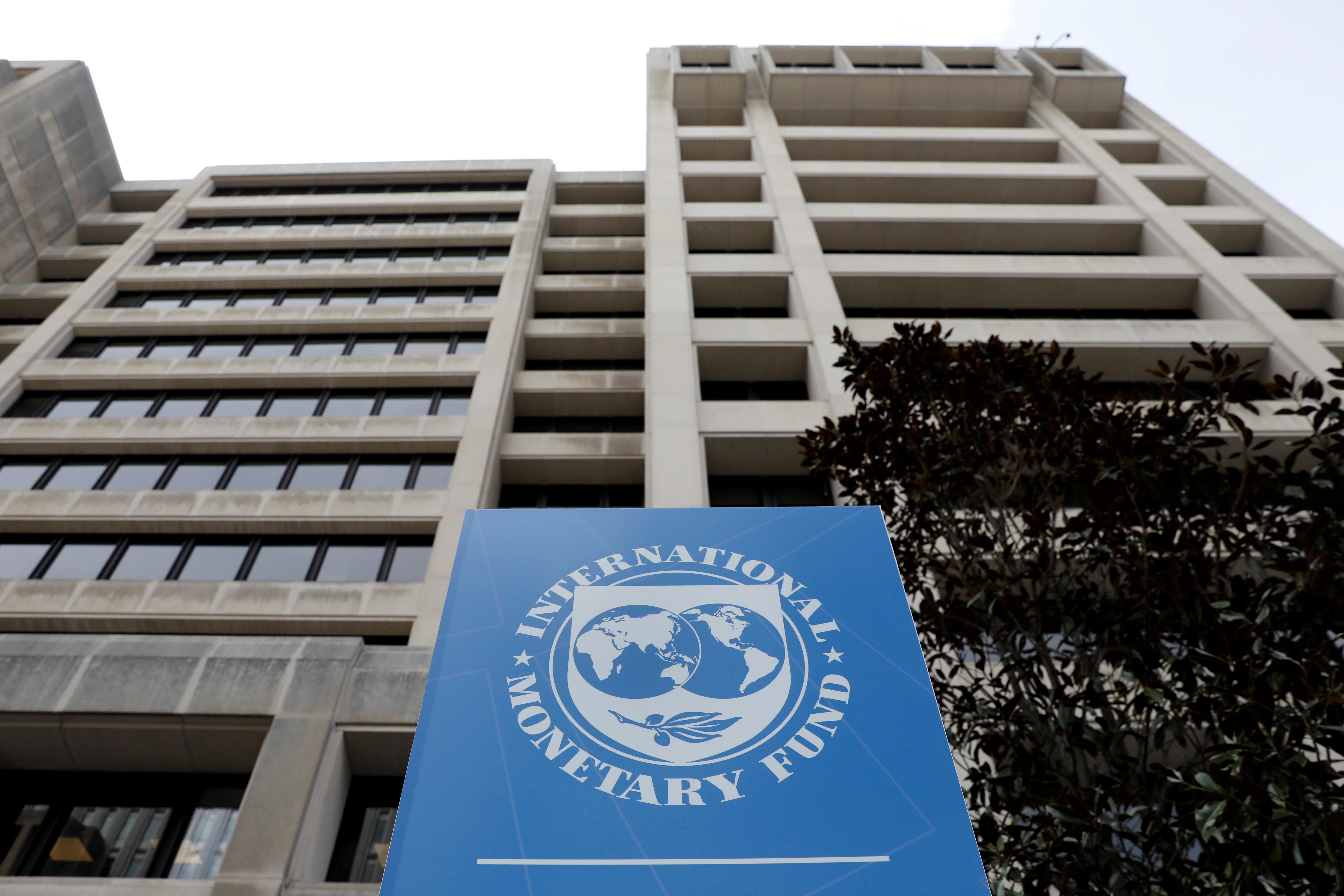 Всемирный валютный банк. Международный валютный фонд (МВФ) - International monetary Fund (IMF). Штаб квартира МВФ В Вашингтоне. Здание МВФ США. Флаг МВФ.
