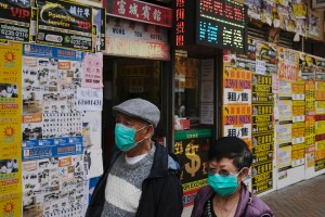 Las mascarillas contra el coronavirus, nueva arma política en Hong Kong