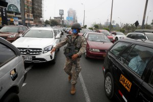 Militares patrullan calles en Perú ante emergencia por coronavirus