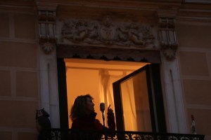 Una cantante ameniza con blues las noches de encierro de sus vecinos en Madrid (Video)