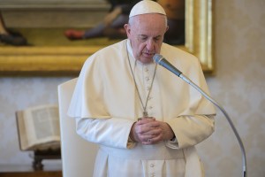 El papa Francisco critica a quien hace negocio con los necesitados durante la pandemia