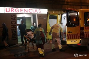 El virus sitúa hospitales españoles al límite y rompe frágil apoyo a Gobierno