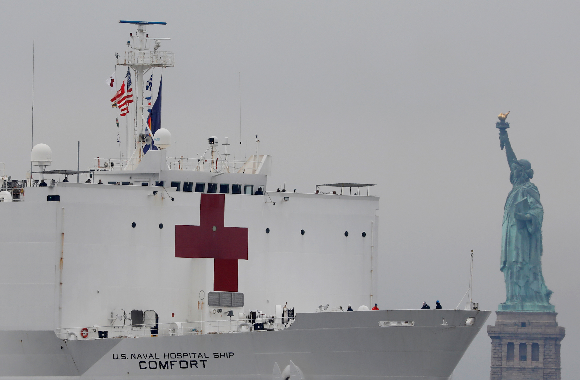 Buque hospital militar llega a Nueva York para ayudar en la pandemia