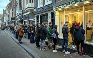 Enormes colas en los Coffe-Shops de Holanda para comprar marihuana por el coronavirus (Video)