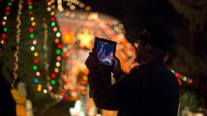 En EEUU decoraron calles y viviendas con luces navideñas para paliar la crisis por el coronavirus (FOTOS)