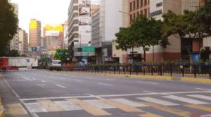 Un motorizado se escapó tras herir a un hombre en plena avenida de Caracas (Fotos)