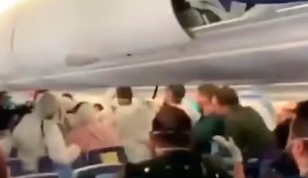 Fingió tener coronavirus en un avión y fue atacado a golpes por los pasajeros