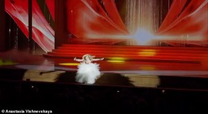 EN VIDEO: Rusa cae del escenario, se fractura el pie y termina su canción sin chistar