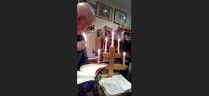 Se le quemó el suéter a un cura durante un sermón virtual por el coronavirus (VIDEO)