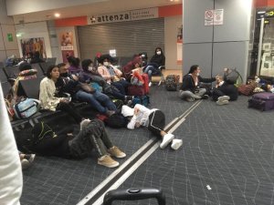 Más de 100 venezolanos varados en el Aeropuerto de Panamá este #15Mar (Fotos)
