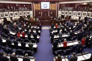 Florida House firma propuesta de seguridad escolar