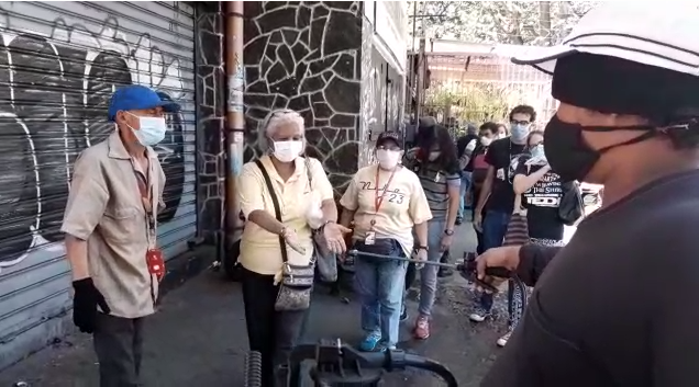 En videos: Así “desinfectan” a quienes ingresan al Mercado Guaicaipuro #18Mar