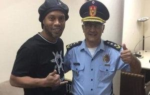 Pa’l facebook… Policía de Paraguay se tomó una FOTO con Ronaldinho durante la redada