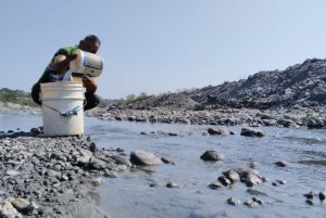 En Barquisimeto se bañan en el Río Turbio por escasez de agua (video)