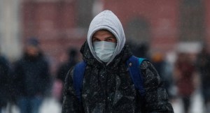Un ejército de voluntarios ayuda a ancianos aislados por la pandemia en Moscú