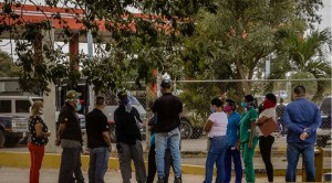 Personal médico de Guayana está inmovilizado por falta de salvoconductos que exigen militares para surtir gasolina