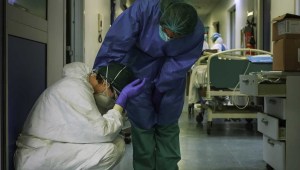 Un enfermero-fotógrafo describe con imágenes su batalla en Italia (Fotos)