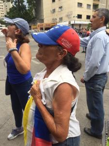 Venezolanas resteadas frente a la PNB: “En mi barrio no hay comida, es el barrio de ustedes” (Videos)