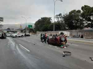 Choque múltiple en la Francisco Fajardo tras derrame de combustible #11Mar (Fotos)