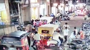 Pánico por coronavirus: Lo atacaron por estornudar en una calle de la India (VIDEO)