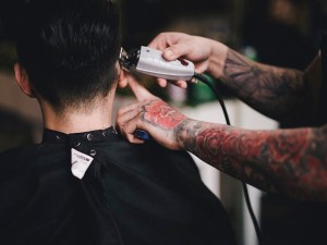 En tendencia: Barberos en Nueva York ofrecen el “Corona-corte”
