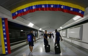 Plantel de Boca Juniors pasó control sorpresa del coronavirus en su llegada a Venezuela (Fotos)