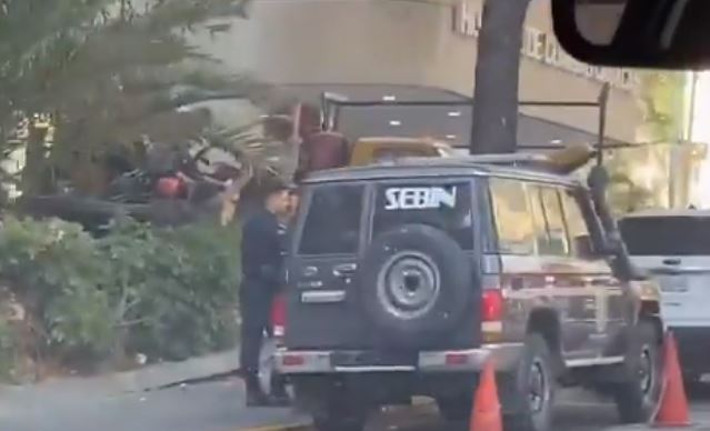 Patrullas del Sebin fueron apostadas a las afueras de un hospital en Caracas este #3Mar (Video)
