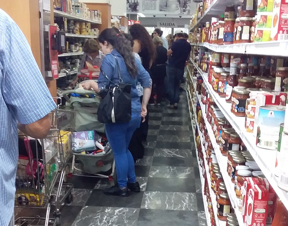 Los supermercados de Caracas se saturaron tras confirmación de la llegada de coronavirus (video)