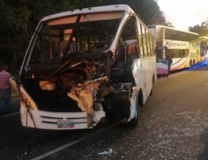 Camión colisionó contra autobús de TransMiranda en la Autopista Regional del Centro #2Mar (IMÁGENES)