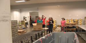 Feeding South Florida necesita voluntarios para empacar cajas de comida