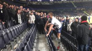 ¡Escándalo! Futbolista del Tottenham saltó a la grada para enfrentarse con un fanático (Videos)