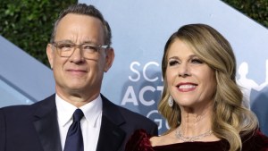 Periodista que estuvo con esposa de Tom Hanks dio positivo para coronavirus