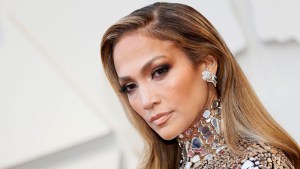 ¡PER-MI-SO! Jennifer Lopez y sus curvas en un traje de baño blanco 