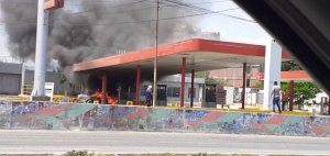 Vehículo fue consumido por las llamas en bomba de gasolina en Lara (Fotos y video)