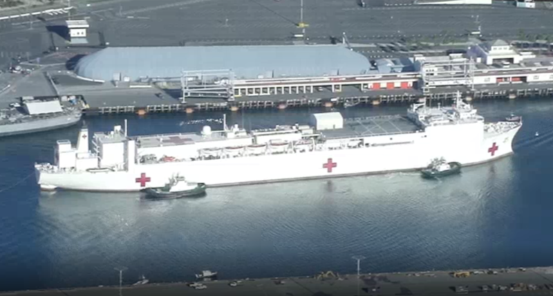 El buque hospital USNS Mercy llega al puerto de Los Ángeles