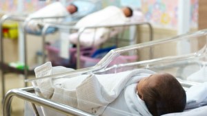 Centros de maternidad cierran para atender enfermos con coronavirus en EEUU