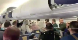 Pasajero estornudó en pleno vuelo y provocó una gran pelea (VIDEO)
