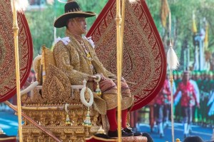 El rey de Tailandia se aisló del Covid-19 en un lujoso resort con un harén de 20 mujeres (Fotos)