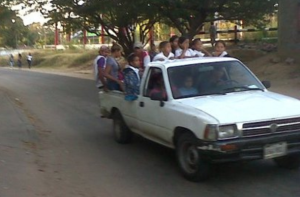 ¿Promesas rotas del chavismo? Así es el “transporte escolar” de los niños en Guayana (FOTOS)