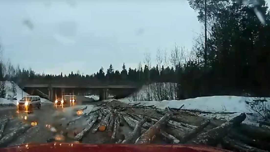Al estilo de “Destino Final 2”: Troncos cayeron de un camión en plena carretera (Video)