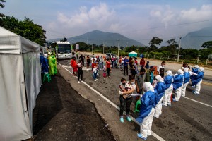 Venezolanos que retornan desde Colombia deben cumplir cuarentena obligatoria en albergues militarizados