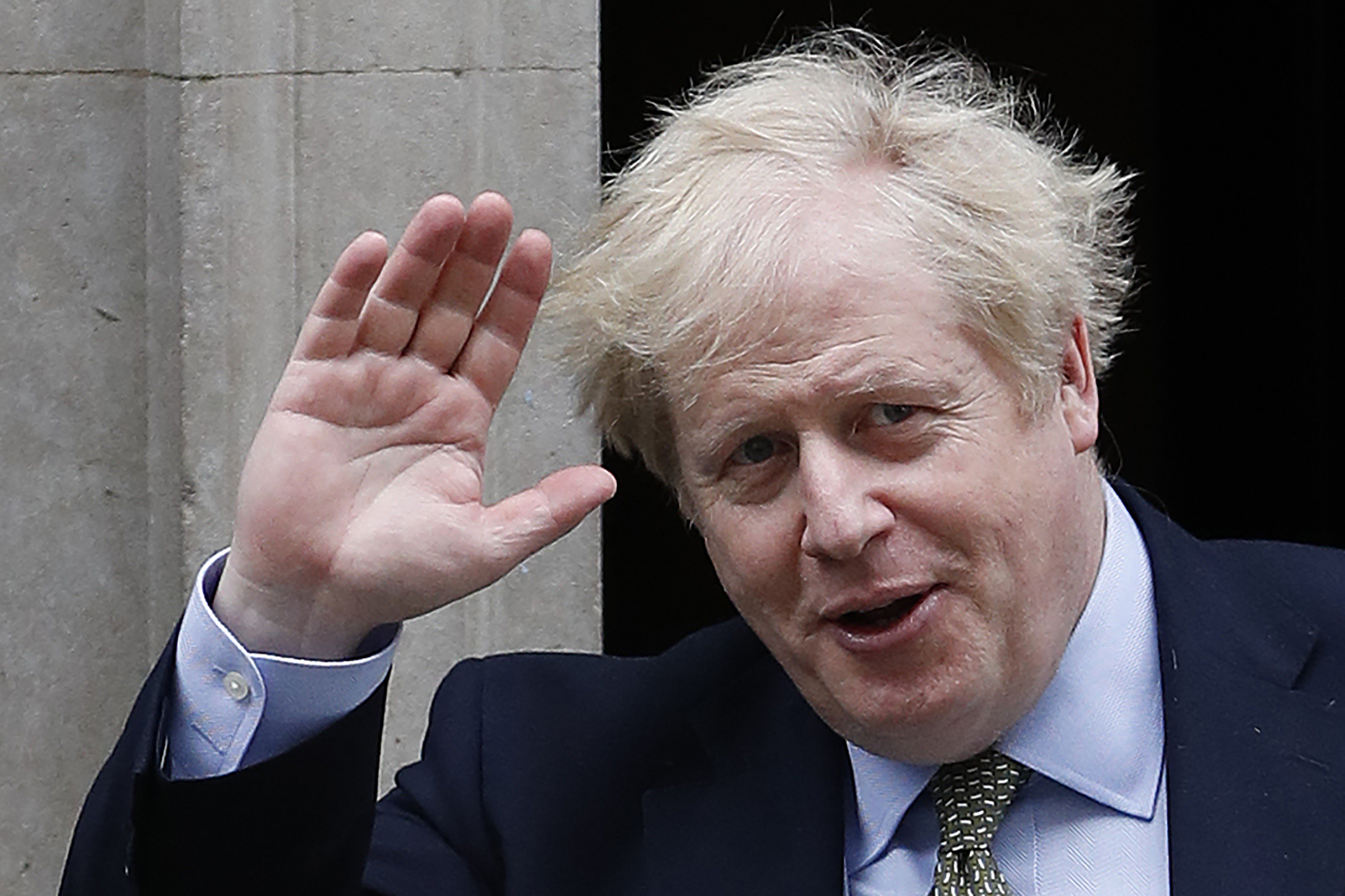 Boris Johnson se “recupera” del coronavirus pero su gobierno criticado por la respuesta