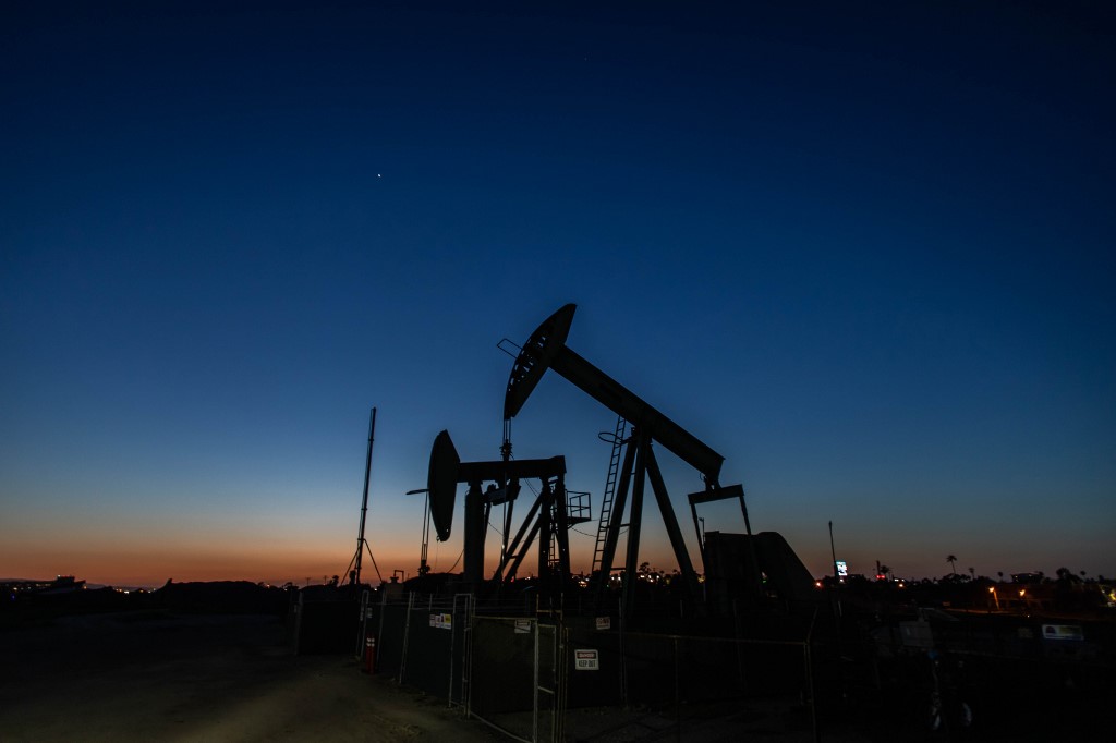Barril de petróleo cae casi un 25% en Nueva York