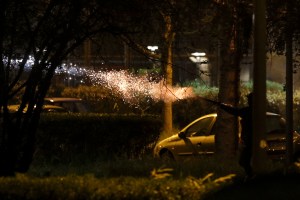 En plena cuarentena por el coronavirus, crece la violencia en París: Cuarta noche consecutiva de enfrentamientos entre jóvenes y la policía