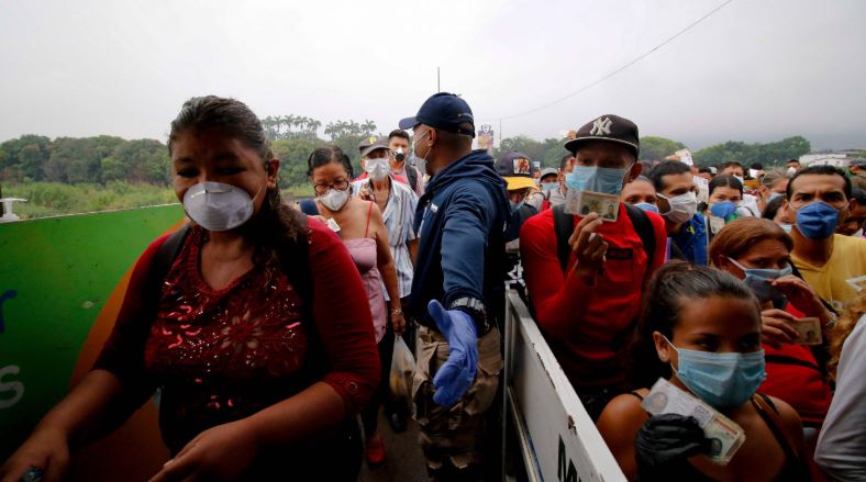 Sin distanciamiento social recibe el régimen de Maduro a los venezolanos en la frontera (Fotos)
