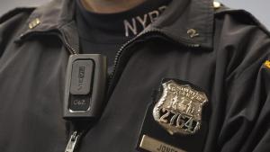 Policía de Nueva York agrega luto en el uniforme por sus 28 muertos durante la pandemia
